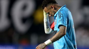 Neymar deixa o campo após ser expulso contra o Botafogo, na Vila Belmiro